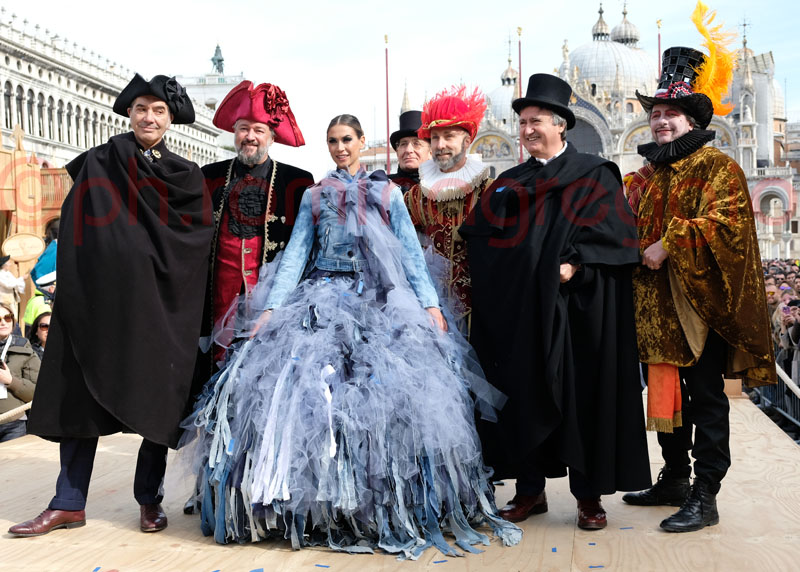 Melissa Satta l'Aquila al Carnevale 2017 di Venezia